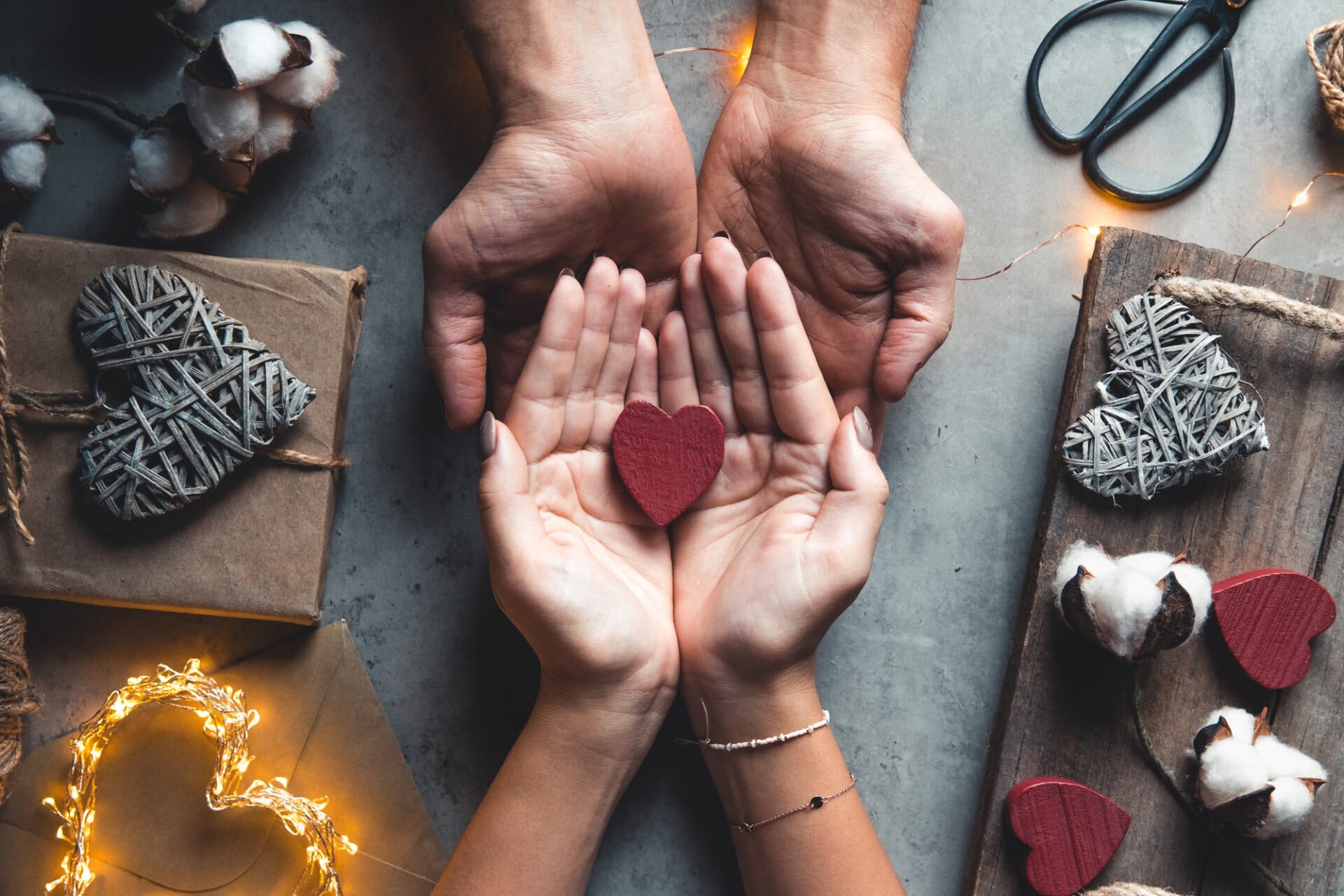 Kobieta z sercem w dłoniach