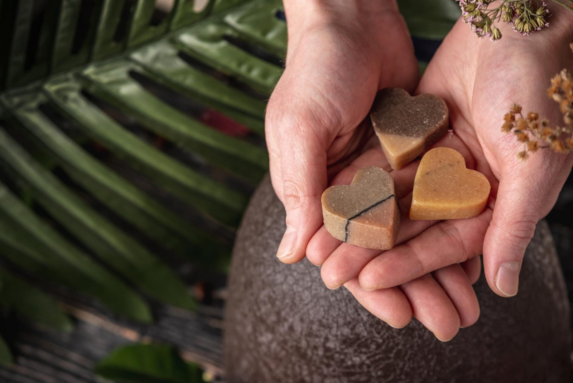 osoba trzymająca kosmetyki w kształcie serca